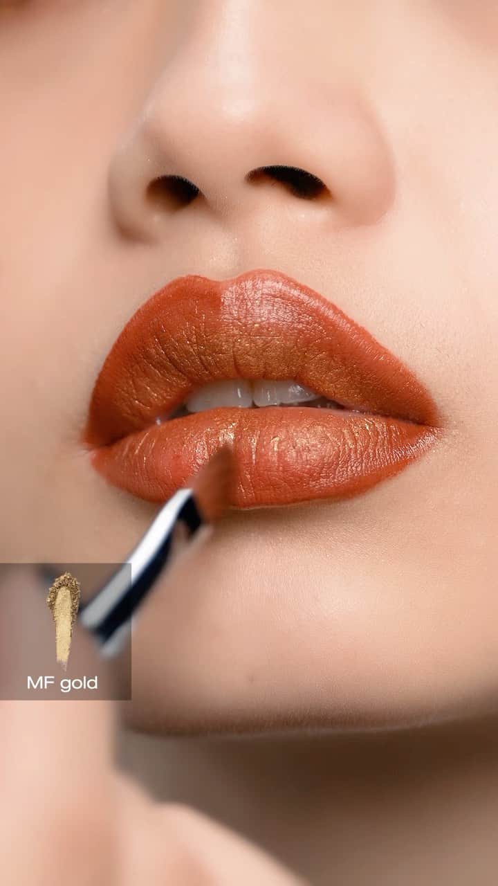 シュウウエムラのインスタグラム：「all about that ethereal princess lip. 👑achieve understated lip allure by pairing a creamy red lip with gold eyeshadow to create a chic and bewitching look. ⁠ ⁠ お姫様のようなリップメイク👑。お気に入りの立体的なマットレッドリップにゴールドのアイシャドウを合わせれば、シックで妖艶なルックが完成する。⁠ ⁠ makeup artistry by certified makeup artist ivy.   #shuuemura #シュウウエムラ⁠ #shuartistry #shuuemuraartist ⁠ #halloweeninspo #halloweenmakeup ⁠」