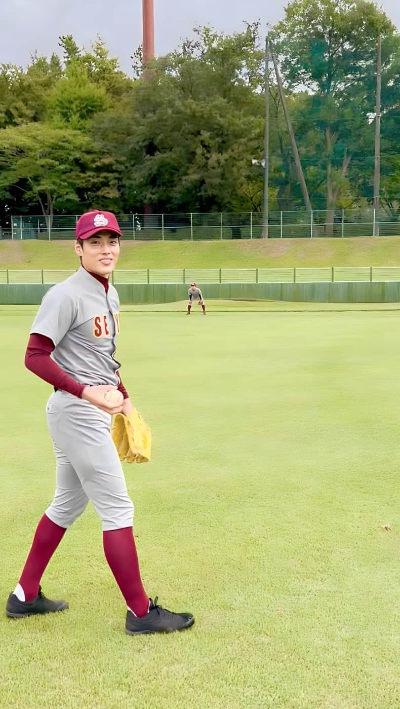 しょーたのインスタグラム：「試合シーン撮影前のウォーミングアップ！  もっとすーーと伸びてくれたら🤔 明日の第3話も宜しくお願いします！！  1話2話はU-NEXT、TVerで見逃し配信あるよ👍見た人も復習がてら✨  #下剋上球児 #児玉拓海」