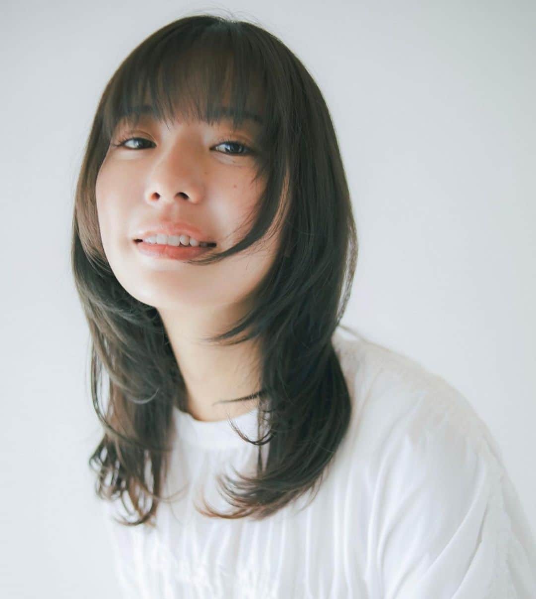 新井郁さんのインスタグラム写真 - (新井郁Instagram)「#newheadshots  新しい宣材写真はこれになりました🦢✴︎ photo by @fukudahitomi610  hair&makeup by @jasakane」10月28日 16時27分 - araiiku_official
