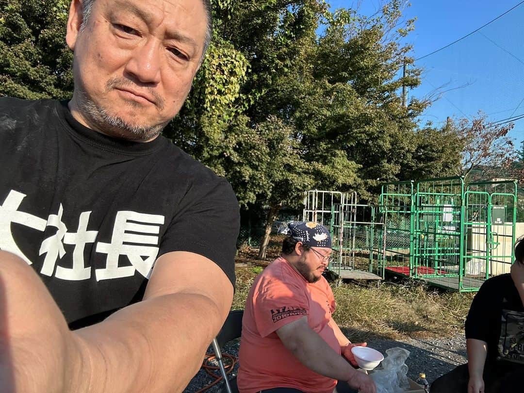 高木三四郎のインスタグラム：「シークレットのイベントプロレス！ちゃんこ180人分を調理する伊橋剛太と！ #ddtpro #プロレス」