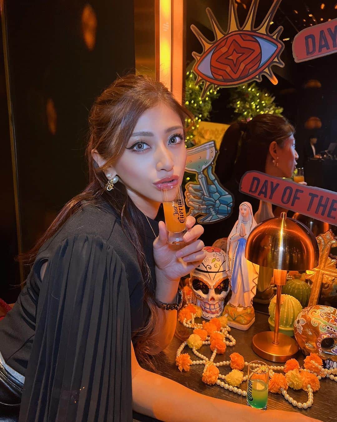 YURIKAさんのインスタグラム写真 - (YURIKAInstagram)「🎃  もうすぐハロウィン👻🍭  お菓子ちょーだいじゃなくて ショットちょーだい💖  #クエルボ #dayofthedead #死者の日 #dotd #ハロウィン #Halloween #japanesegirl #japan #bar」10月28日 16時30分 - yurika__baby