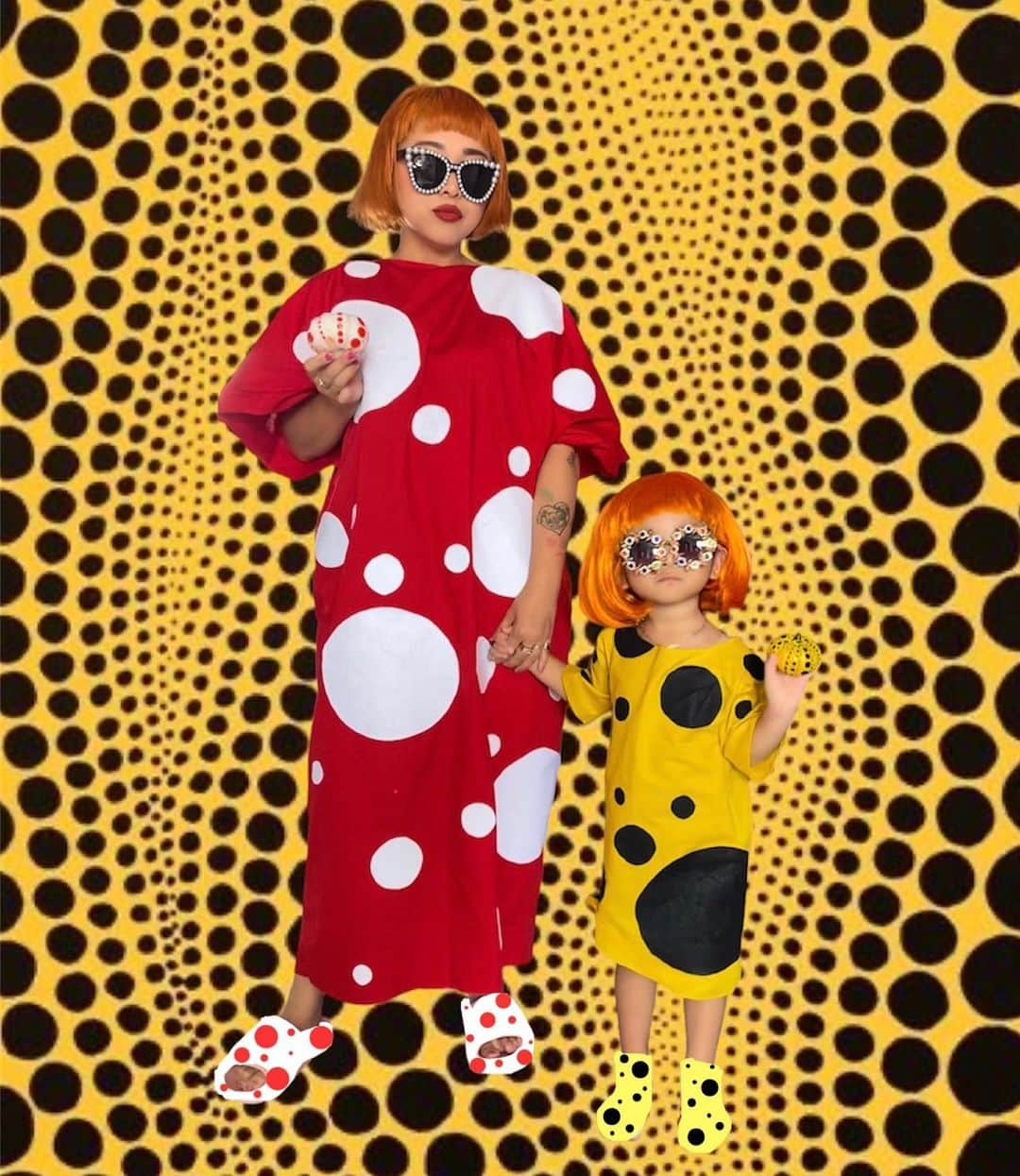 miniのインスタグラム：「HAPPY HALLOWEEN🔴⚪️🔴 ⚪️🔴⚪️YAYOI KUSAMA⚪️🔴⚪️  #happyhalloween #halloween #yayoikusama #kusamayayoi #草間弥生 #mamaanddaughter #yayoikusamacosplay #yayoikusamacostume #3歳 #ハロウィン #アリエルと私のワンピースは手作りだよ #アリエルはじめてschoolのHalloweenに行ったよ #mini_trickortreat」