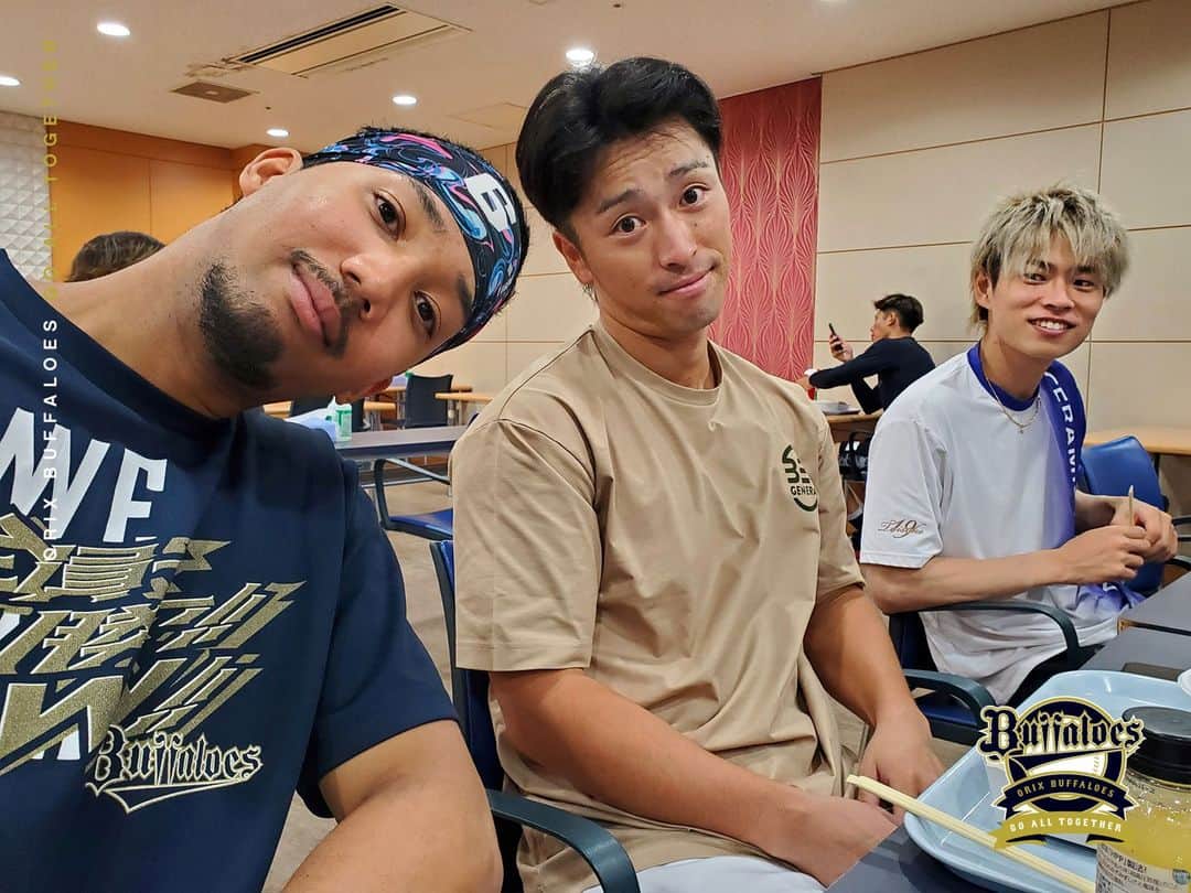 オリックス・バファローズさんのインスタグラム写真 - (オリックス・バファローズInstagram)「#SMBC日本シリーズ2023 #試合前のエネルギー補給 #もぐもぐタイム #宗佑磨 #福田周平 #山岡泰輔 #頓宮裕真 #気合い #差し入れ #吉田正尚 #押し寿司 #全員で押してこう！ #押せ押せムード #杉本裕太郎 #ドーナツ #🍩 #チームの輪 #輪になって戦おう！ #全員で勝つ！！ #関西ダービー #阪神なんば線シリーズ #Bs2023 #buffaloes #baseball #ORIX #プロ野球」10月28日 16時31分 - orix_buffaloes