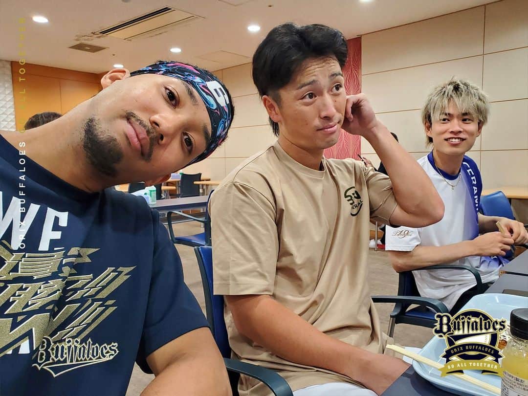 オリックス・バファローズさんのインスタグラム写真 - (オリックス・バファローズInstagram)「#SMBC日本シリーズ2023 #試合前のエネルギー補給 #もぐもぐタイム #宗佑磨 #福田周平 #山岡泰輔 #頓宮裕真 #気合い #差し入れ #吉田正尚 #押し寿司 #全員で押してこう！ #押せ押せムード #杉本裕太郎 #ドーナツ #🍩 #チームの輪 #輪になって戦おう！ #全員で勝つ！！ #関西ダービー #阪神なんば線シリーズ #Bs2023 #buffaloes #baseball #ORIX #プロ野球」10月28日 16時31分 - orix_buffaloes