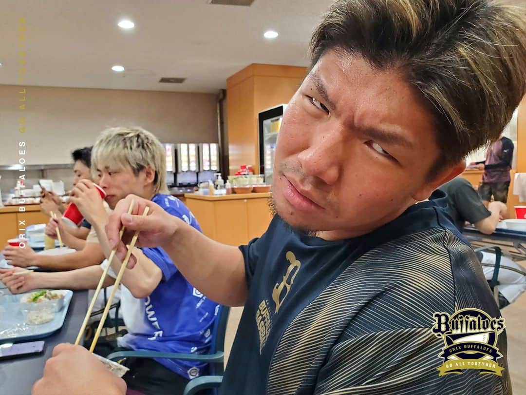 オリックス・バファローズさんのインスタグラム写真 - (オリックス・バファローズInstagram)「#SMBC日本シリーズ2023 #試合前のエネルギー補給 #もぐもぐタイム #宗佑磨 #福田周平 #山岡泰輔 #頓宮裕真 #気合い #差し入れ #吉田正尚 #押し寿司 #全員で押してこう！ #押せ押せムード #杉本裕太郎 #ドーナツ #🍩 #チームの輪 #輪になって戦おう！ #全員で勝つ！！ #関西ダービー #阪神なんば線シリーズ #Bs2023 #buffaloes #baseball #ORIX #プロ野球」10月28日 16時31分 - orix_buffaloes