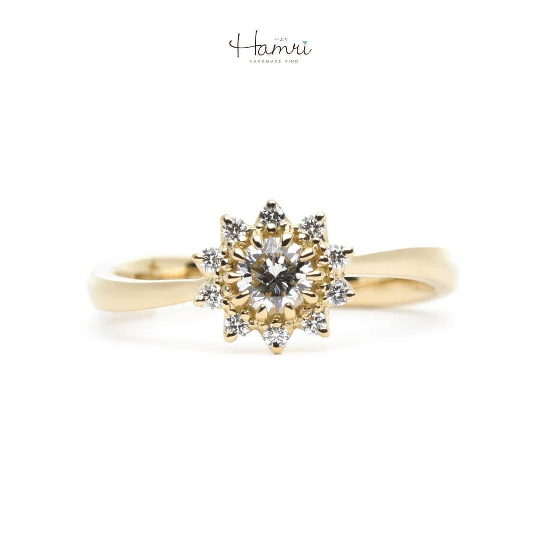 結婚指輪・婚約指輪『Hamri(ハムリ)』さんのインスタグラム写真 - (結婚指輪・婚約指輪『Hamri(ハムリ)』Instagram)「【手作り婚約指輪】  ひまわりのように大きな花を咲かせたような、 ナチュラルな美しさがとても可愛らしいデザインです。 お相手様を想い、手作りでご制作されました。   ベースは流れるようなウェーブライン、 貴金属は肌にも馴染みやすいイエローゴールドをお選びいただきました。  細身でメレダイヤモンドは10石使用しているので、 繊細に煌めく女性らしい指輪になりました。  内側には手作りコースならではの手彫りで メッセージをご自身で彫られております。  お二人の未来がこの指輪のように 永遠に明るく輝きますように  ご婚約おめでとうございます！  ==========================  ♦︎♢指輪制作の写真や動画を無料撮影、全データプレゼント♢♦︎  DMやLINEでのご相談お待ちしております♥ @hamri_omotesando  ❁・❁・❁・❁・❁・❁・❁・❁・❁・❁・❁  ＊結婚指輪・婚約指輪セットリング5%OFF＊  @hamri_omotesando  Hamri「ハムリ」  〒150-0001 東京都渋谷区神宮前5-11-11 2F  tel 0120-121-175 hp https://hamri.jp/  open 11:00〜19:00 close 火/水　祝日営業  ❁・❁・❁・❁・❁・❁・❁・❁・❁・❁・❁  #手作り婚約指輪 #婚約指輪 #マリッジリング #エンゲージリング #プレ花嫁 #Hamri #Hamri表参道 #オーダーメイドリング #鋳造 #ブライダルリング #ペアリング #ひまわりリング #ダイヤモンドリング #イエローゴールド #ウェーブリング #ゴールドリング #プロポーズリング  #2023wedding #2024wedding  #2023秋婚 #2023冬婚 #プレ花嫁準備 #プレ花嫁と繋がりたい #結婚指輪探し #結婚指輪選び #結婚準備  《Hamri検索タグ》  #Hamriデザイン #Hamri指輪作り #Hamri花嫁」10月28日 16時32分 - hamri_omotesando