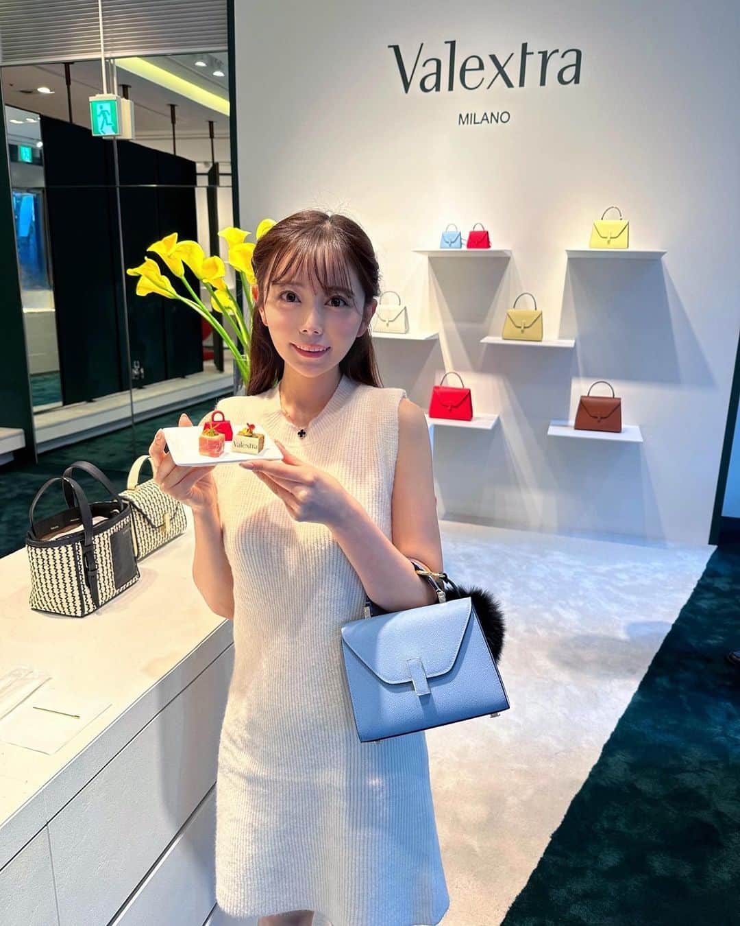 辻満里奈のインスタグラム：「Valextraの2024SS展示会に行ってきました✨  いただいたお菓子と飲み物が可愛かった💙  #valextra #バレクストラ #バレクストライジィデ #イジィデ #2024ss #展示会 #東京ミッドタウン #アナウンサー #セントフォース #辻満里奈」