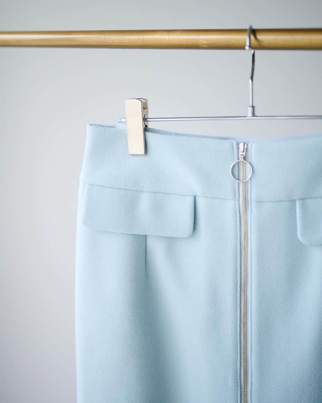 LOUNIE（ルーニィ）さんのインスタグラム写真 - (LOUNIE（ルーニィ）Instagram)「【Oggi12月号掲載】 スカート単体でも着回し自由自在！  スカートはタイト&長め。 セットで着たときのバランスはもちろん、 単品での着やすさも計算。  #飯豊まりえ さん#Oggi12月号 #LOUNIE#ルーニィ #通勤コーデ#セットアップコーデ  #タイトスカート#カラーコーデ#ダウン」10月28日 16時38分 - lounie_jp