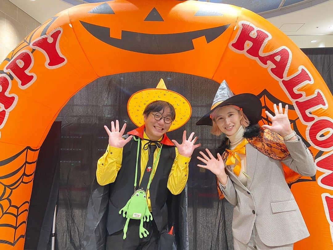 加藤優のインスタグラム：「#おだわらハロウィン2023 が４年ぶりに開催されました🎃 小田原市商店街連合会の皆さまをはじめとする関係者の皆さま！！ ありがとうございました😊✨  それから、本日はお笑い芸人の #アキタカ さんと一緒にMCをさせていただきました✨ アキタカさん、ありがとうございました🥹！！  本日の様子はJ:COMさんで放送されますので テレビで観ていただくか、アプリ「ど・ろーかる」でご視聴ください🎃💜  ひとつひとつが経験値として身になっていくはず！ ポケモンのように！🐀  #女子野球選手のセカンドキャリア   #女性コーチが指導する野球スクール #女子野球選手のセカンドキャリア #サニー塾 #サニー塾ミズノ校 #サニーキャッチボール野球塾 #サニーキャッチボール #野球 #女子野球 #東京都 #千代田区 #神奈川県 #秦野市 #野球塾 #野球スクール #加藤優」