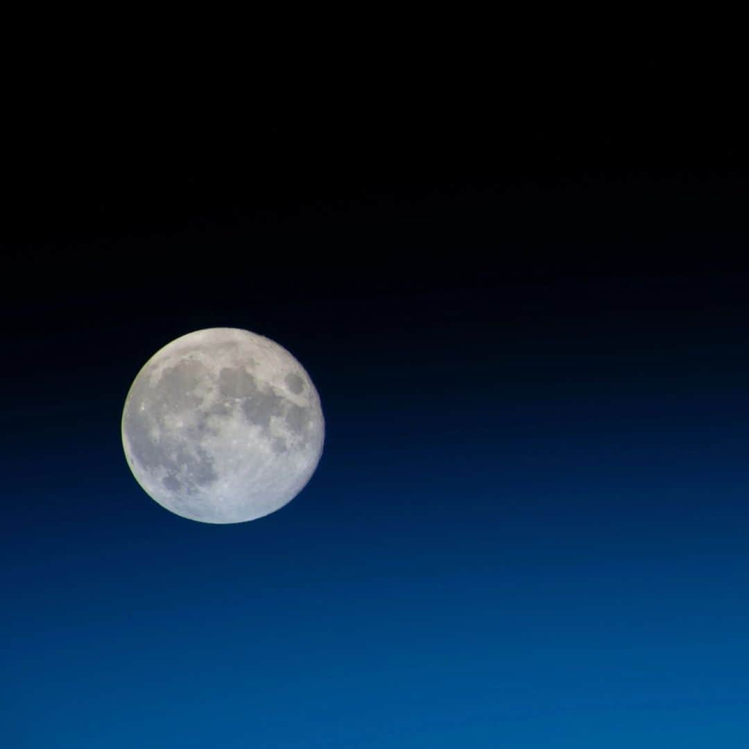 NASAさんのインスタグラム写真 - (NASAInstagram)「Werewolves beware! Tonight, there is a full Moon! 🌕   Folklore aside, why do we see Moon phases?  The Moon is always half-lit by the Sun (except during a lunar eclipse). The side of the Moon facing the Sun appears bright because of reflected sunlight, and the side of the Moon facing away from the Sun is dark. Our perspective on the half-lit Moon changes as the Moon orbits Earth. When the side nearest to us is fully lit, we call this a full Moon. When the far side is fully lit and the near side is dark, we call this a new Moon. When we see other phases, we are looking at the division between lunar night (the dark part) and day (the bright part).  Image description: A full Moon is pictured from the @iss. The Moon lingers to the left of the image, with a horizon of Earth’s blue glow splitting the image nearly in half, blending into the black of space.」10月29日 3時39分 - nasagoddard