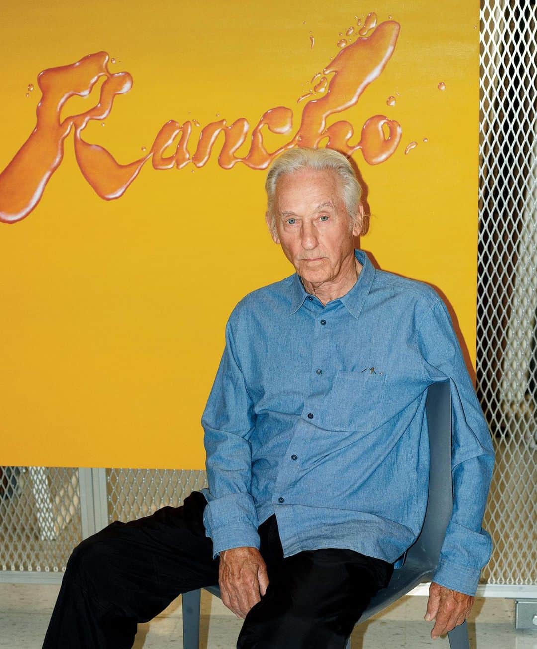 のインスタグラム：「Congratulations to Ed Ruscha (@edruschaofficial), who has been named the 2023 Art Innovator in “The Wall Street Journal Magazine”’s Innovator Awards this year! Ruscha features on the cover of the magazine’s November 2023 issue.  In the issue, Kelly Crow (@kellycrowwsj) profiles the artist’s life and career, including “ED RUSCHA / NOW THEN,” the major retrospective of his work on view at the Museum of Modern Art (@themuseumofmodernart) in New York. The exhibition features over 250 works, spanning sixty-five years of Ruscha's remarkable career and mirroring his own cross-disciplinary approach. “It’s an avalanche of ideas,” Ruscha says of the show, “a big pileup.” Follow the link in our bio to read more. __________ #EdRuscha #WSJInnovaters #Gagosian @wsjmag @sarahballsy  Ed Ruscha, 2023. Artwork © Ed Ruscha. Photo: Mario Sorrento (@mario_sorrenti) for “The Wall Street Journal Magazine”」