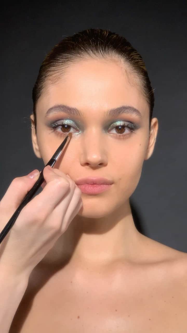 パット・マグラスのインスタグラム：「ELECTRIC JADE ✨💎✨This #Holiday2023, captivate with our NEW LIMITED EDITION MTHRSHP Bijoux Brilliance: Starstruck Splendour and DARK STAR Colour Blitz Mascara. These DIVINE shades will give you a finish that’s nothing short of celestial. ✨💎✨ SHOP NOW at PATMcGRATH.COM.  MAJOR McGRATH MUSE @its.rachelepavesi  MAJOR MUA @malvina_isfan   ✨STARRING✨ FACE Divine Skin: Rose 001™ The Essence Skin Fetish: Sublime Perfection Foundation Skin Fetish: Sublime Perfection Concealer  Skin Fetish: Sublime Perfection Blurring Under-Eye Powder Divine Blush + Bronze + Glow Trio: Supernova Siren ‘BURNISHED HONEY’ - Warm Amber Bronze ‘MIDNIGHT ORCHID’ - Deep Berry Rose ‘SOLAR FANTASY’ - Brick Red with Bronze Sheen  EYES IntensifEYES™ Longwear Primer ‘CLEAR’ - Translucent MTHRSHP Bijoux Brilliance: Starstruck Splendour IntensifEYES™ Artistry Wand Dark Star Mascara DARK STAR Colour Blitz Mascara ‘ELECTRIC JADE’ - Hunter Green  LIPS PermaGel Ultra Lip Pencil ‘HALF NAKED’ MatteTrance™ Lipstick ‘OMI’」