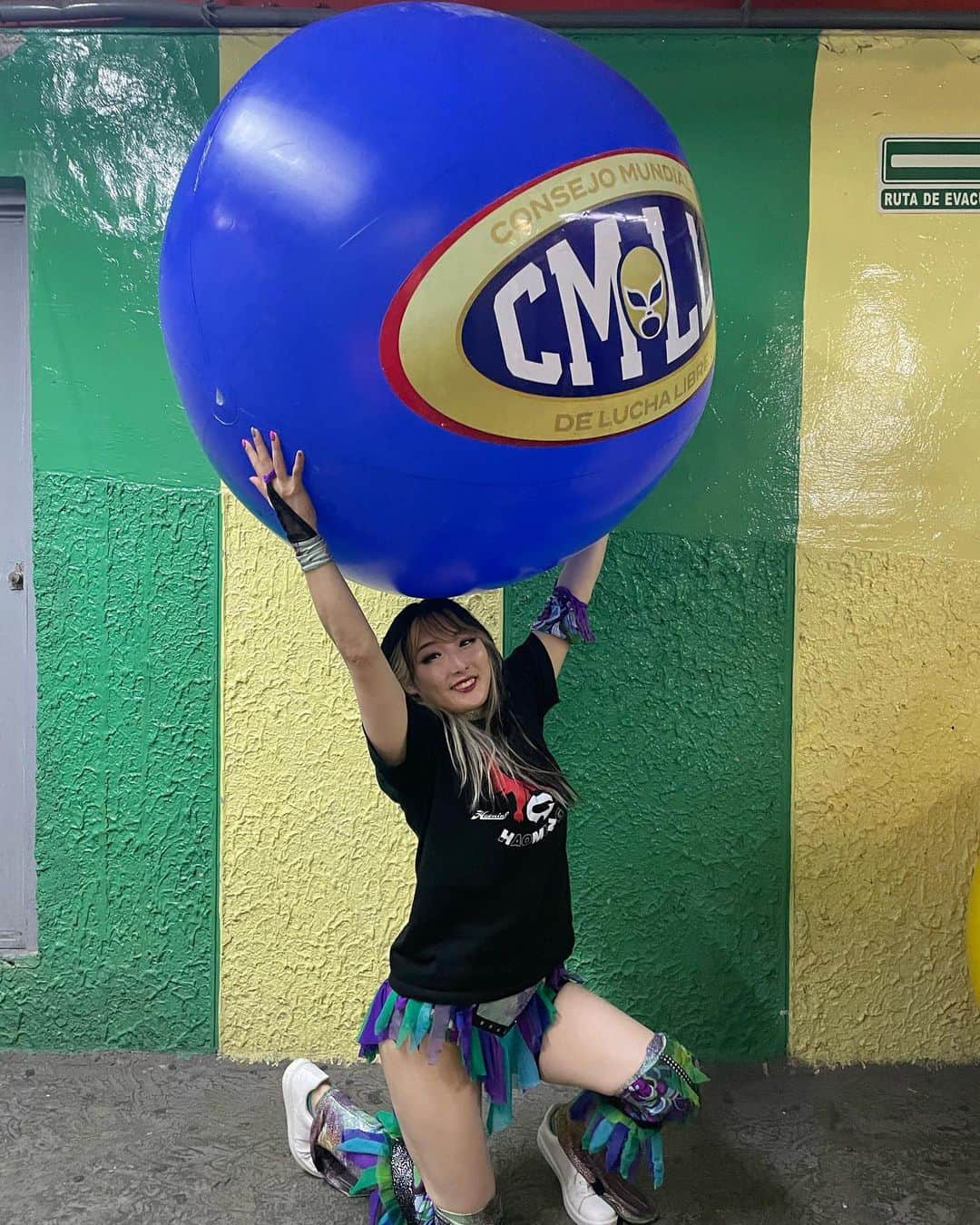 のインスタグラム：「Fue el GP de #CMLL. Fui eliminado, ¡pero como equipo, ganamos!  Hay muchas cosas que te ponen triste, pero...  ¡Fue realmente un honor estar de pie en ese anillo demasiado lleno!  ¡Y 5 partidos consecutivos que han sido difíciles desde ayer!  ¡Ahora me voy a Monterrey!」
