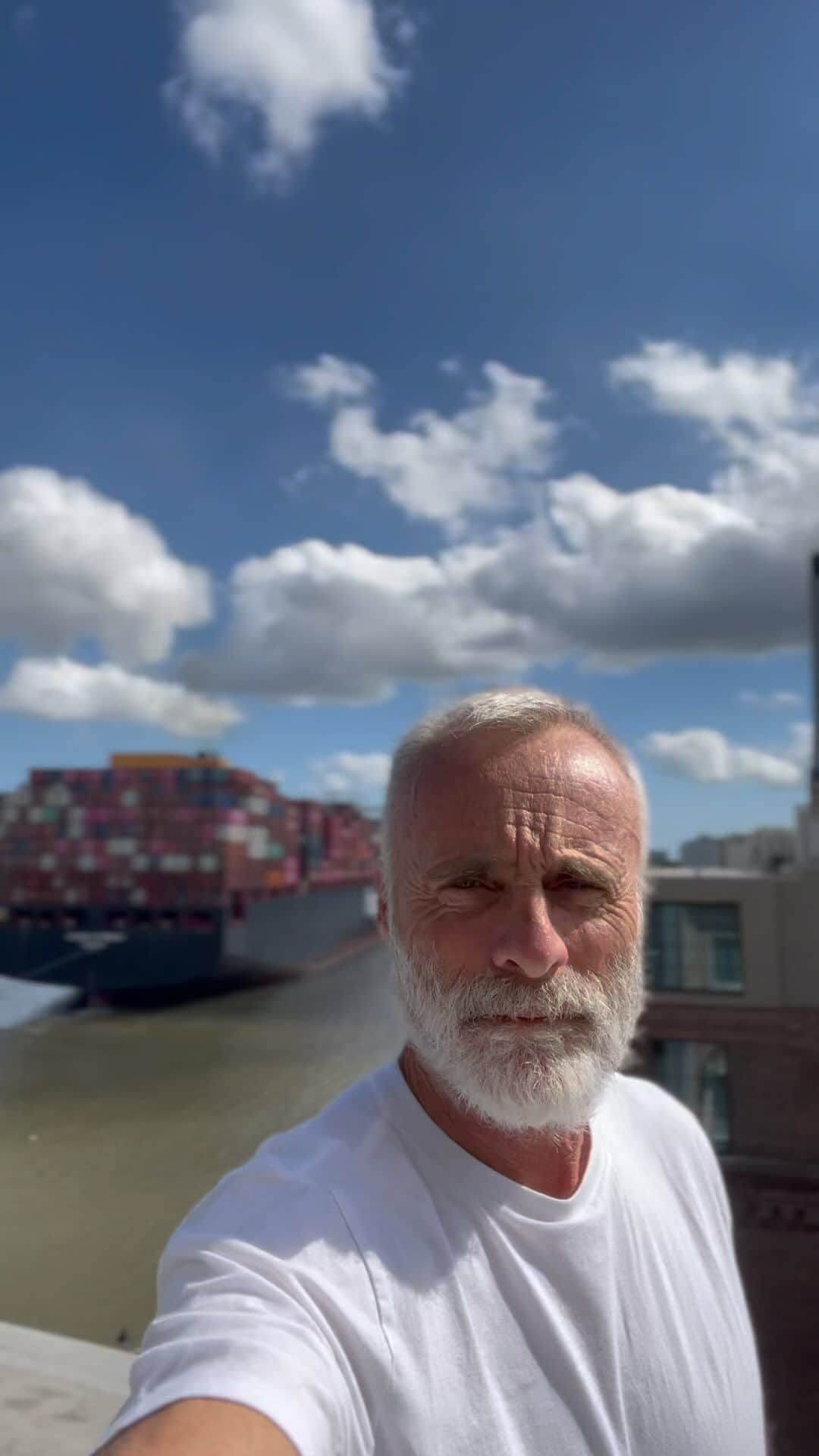 ティモシー・V・マーフィーのインスタグラム：「Great view from my balcony while shooting in Savannah...now back to work🎬🎬🎬.Today is the 4th anniversary of my fathers passing.What an amazing human being.I love him so much.The Celtic pagan festival of Samhain is upon us.It is a time when the barrier between this world and the spirit world is very thin.A time I feel my fathers spirit very close to me.☘️☘️☘️👻👻👻」