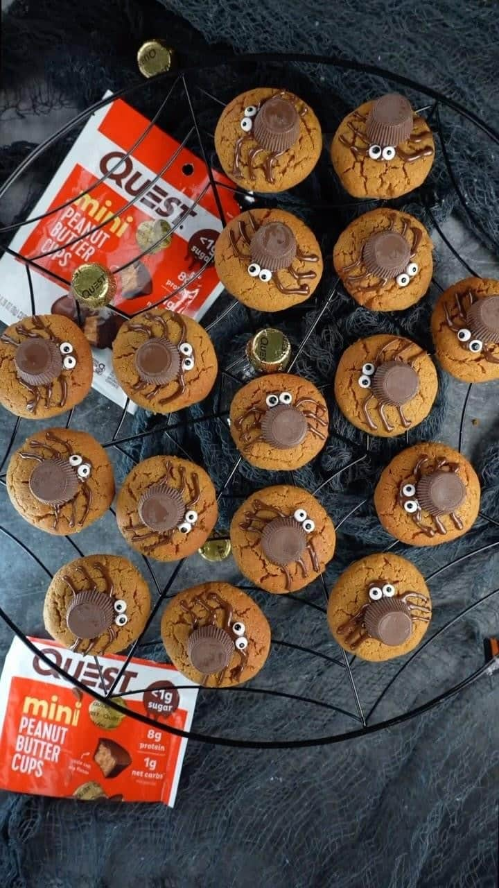 questnutritionのインスタグラム：「Questified Pumpkin Spice Halloween Cookies 💪🎃🍪🕷️ • 👉 FULL RECIPE LINK IN BIO (swipe to 2nd card) 👈 • Per serving: 6g protein, 9g carb, 10g fat (4g net carbs) #onaquest #QuestNutrition #Halloween」