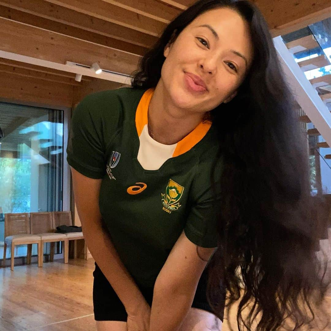 平山ララさんのインスタグラム写真 - (平山ララInstagram)「BOKKE!!!!!!!!!!! T-shirt’s on, braai on fire, wine flowing, Gees gees-ing!!!!!! Asambe!!!!! We are ready for this war 🏉🇿🇦🏉🇿🇦🏉 It’s more than a game now!!!  #rugbyworldcup2023 #rwc2023 #bokke #springboks #rugby」10月29日 2時09分 - lalla_hirayama