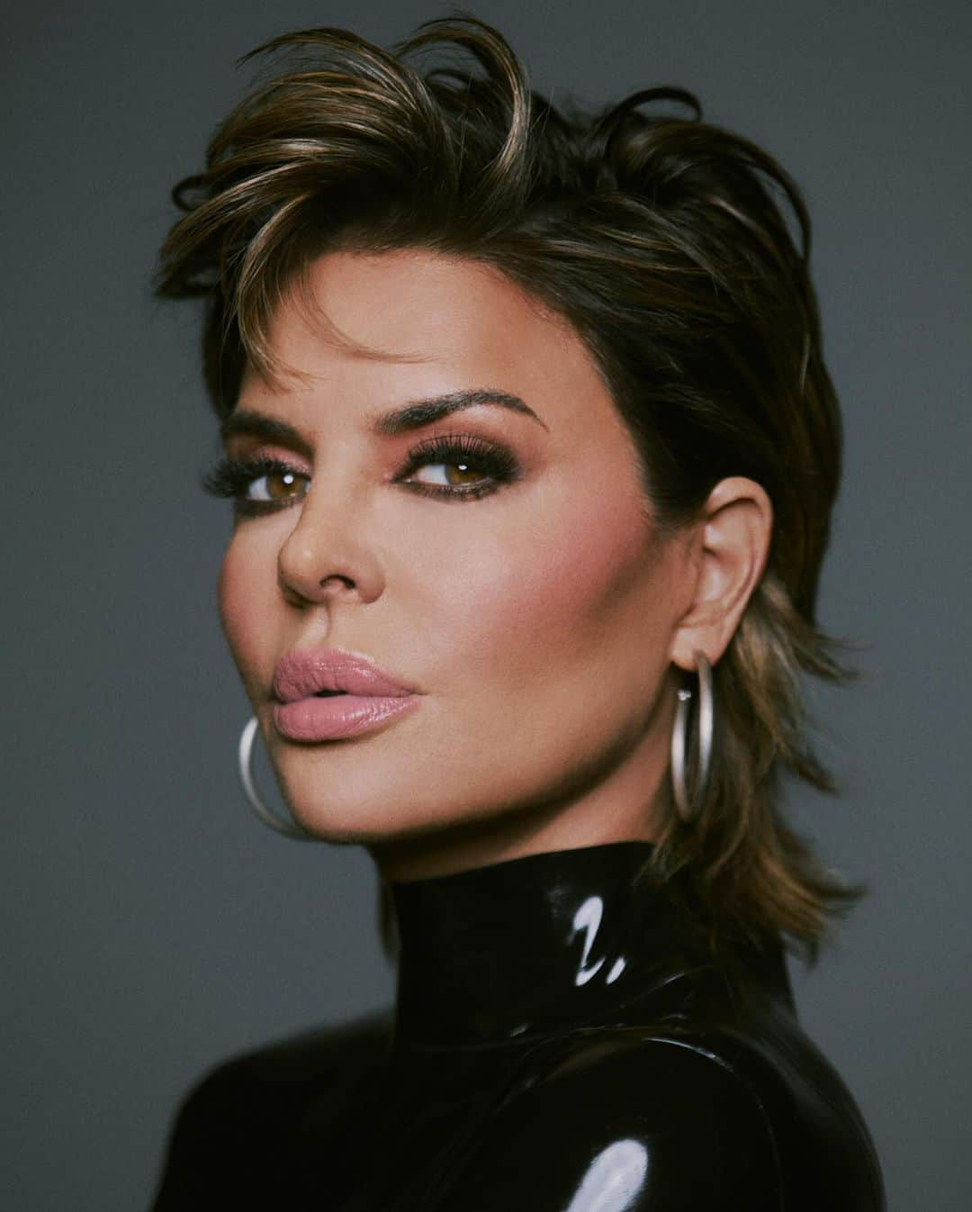 リサ・リナさんのインスタグラム写真 - (リサ・リナInstagram)「💋 THICK STICKS OUT NOW.  RINNABEAUTY.COM @amazon」10月29日 2時11分 - lisarinna