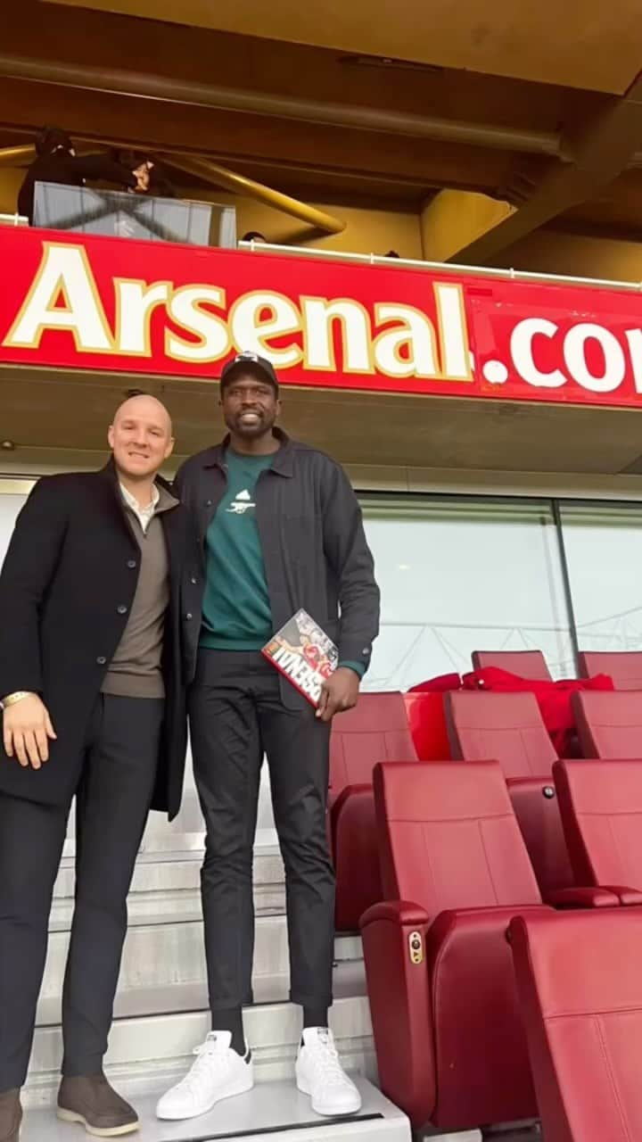 ルオル・デンのインスタグラム：「What a match to watch. I always love watching @arsenal live—my first time back at the Emirates Stadium since the lockdown, and of course, we got the win. Thanks to my brother @philsend4 🙏🏿」