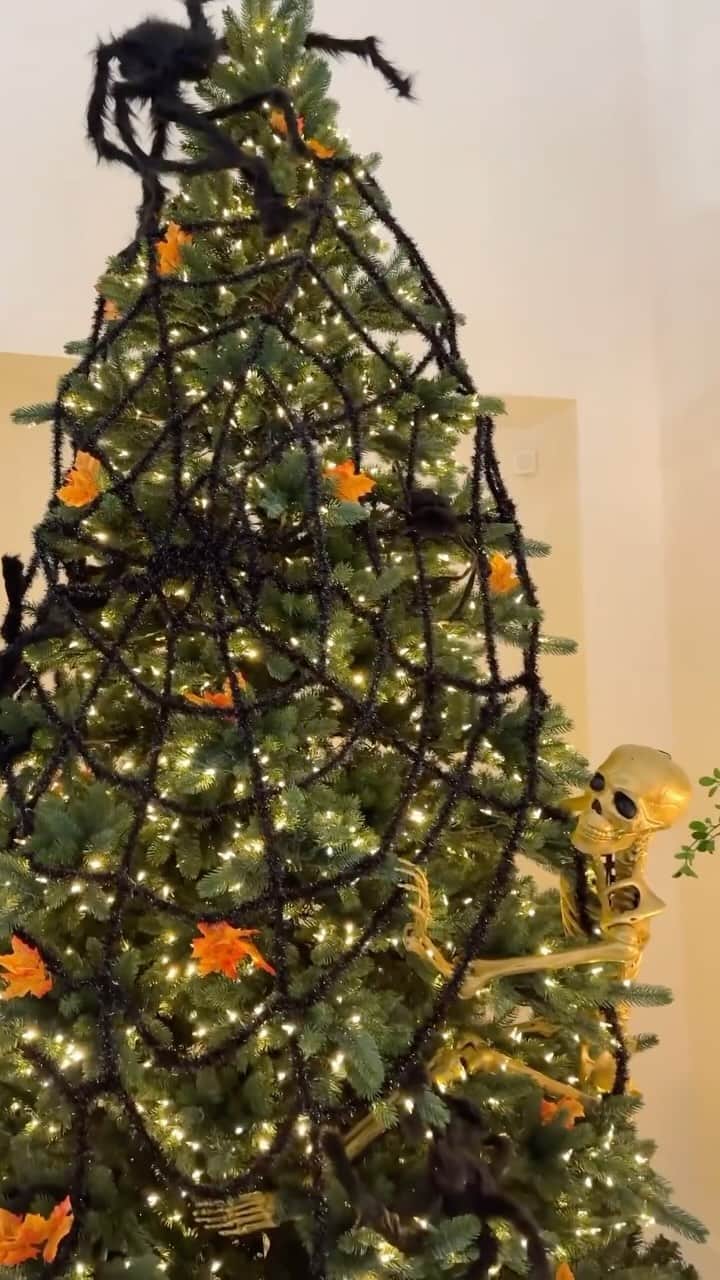 Nordstromのインスタグラム：「🔥 Holiday Hot Take: It’s never too early for decorations if you never take them down. 👻🎄​  ​ Whether you’ve already started prepping for the season or you haven’t yet begun, we’ve got Balsam Hill trees (on sale for a limited time!)—plus party outfits, festive decor, gift guides and more ready and waiting for you at the link in bio. ​  🎥 @becky_inocente」