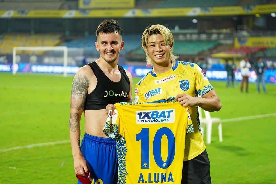 木村太陽さんのインスタグラム写真 - (木村太陽Instagram)「2 Heroes 💛🩵  Kerala blasters 2-1 Odisha   Amazing game🤩🤩  See you on December 24 th🔥🔥🔥  #keralablasters #kerala #kbfc #kbfcmanjappada」10月29日 2時16分 - taiyojr.10