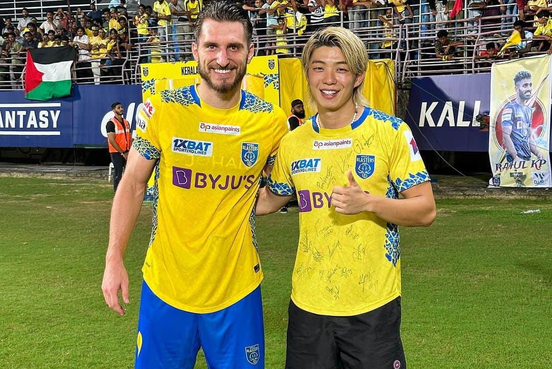 木村太陽さんのインスタグラム写真 - (木村太陽Instagram)「2 Heroes 💛🩵  Kerala blasters 2-1 Odisha   Amazing game🤩🤩  See you on December 24 th🔥🔥🔥  #keralablasters #kerala #kbfc #kbfcmanjappada」10月29日 2時16分 - taiyojr.10