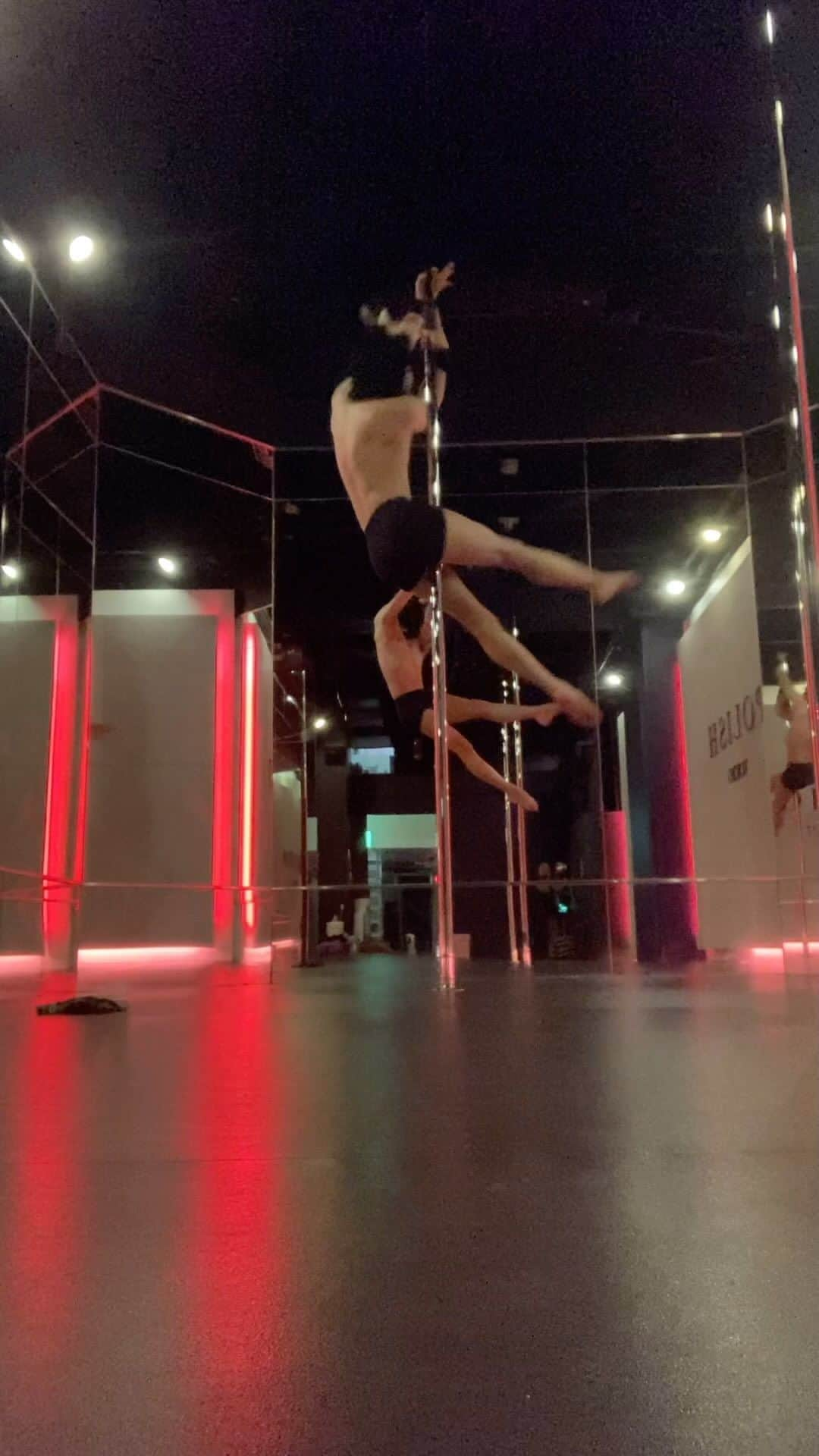 NISHIOのインスタグラム：「Inspired by @midori.poleartist 🙏🍀✨ . . . . . #dance #dancer #performance #performer #polemove #pdspincombo #poledancemotivation #polelove #spinning #ado #唱 #noa #pop #japan #japanese #tokyo #東京 #roppongi #六本木 #polish #ポールダンス #poledance #ダンス #トレーニング #ポールダンサー #ポールダンス初心者 #carnival #burlesque #cabaret」