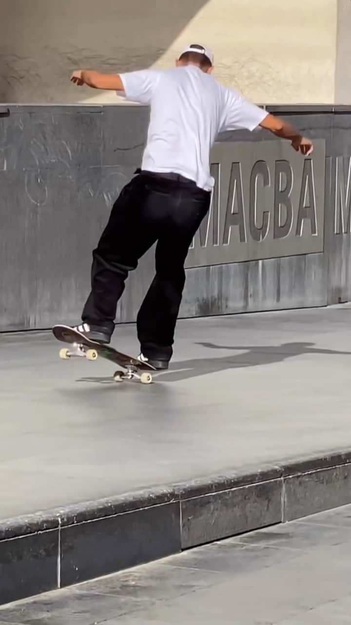 MACBA LIFEのインスタグラム：「@brayanalbarenga ✅  📱 @adamelmassadi   Tag us to be featured 👉🏽#macbalife 👈🏽 -———————— #RESPECTTHEPLAZA #macba #skate #skateboarding #barcelona #bcn #skatebarcelona #skatelife #barceloka #metrogrammed #skatecrunch #skategram #thankyouskateboarding #❤️skateboarders」