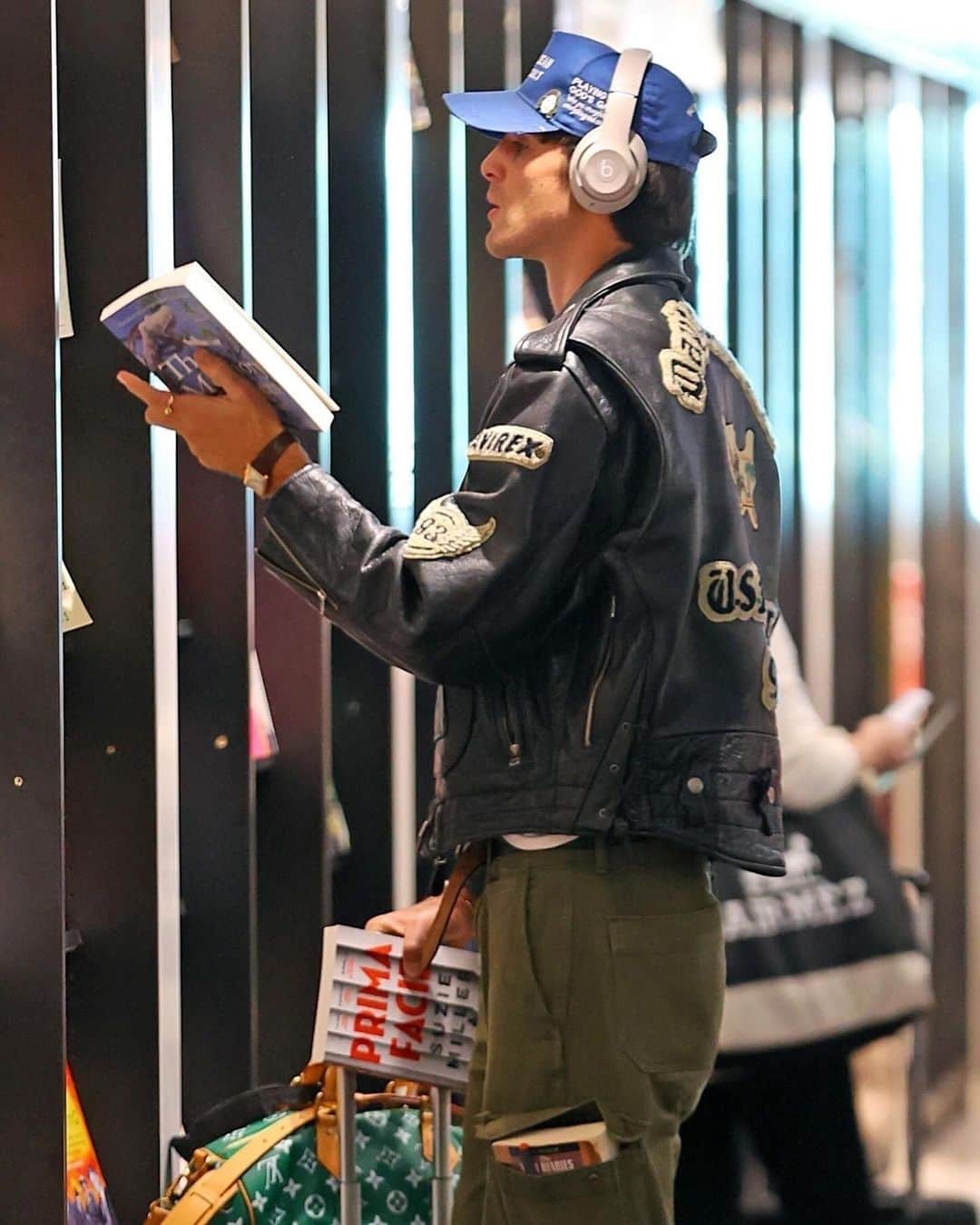Just Jaredさんのインスタグラム写真 - (Just JaredInstagram)「Jacob Elordi stops to check out the book selection before catching a flight out of Sydney. #JacobElordi Photos: Backgrid」10月29日 2時21分 - justjared