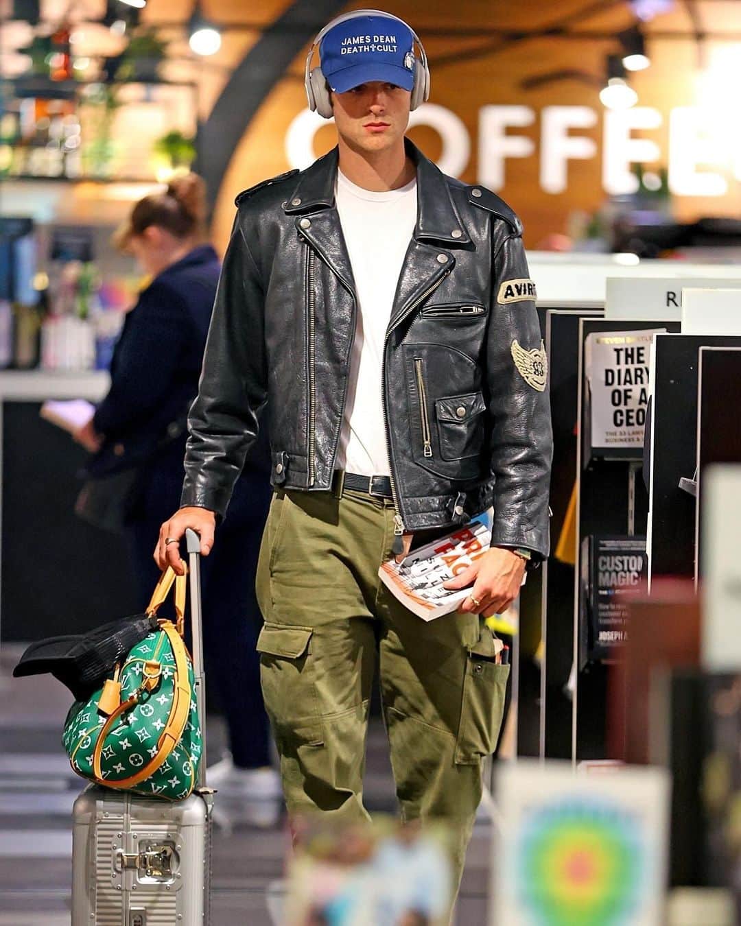 Just Jaredさんのインスタグラム写真 - (Just JaredInstagram)「Jacob Elordi stops to check out the book selection before catching a flight out of Sydney. #JacobElordi Photos: Backgrid」10月29日 2時21分 - justjared