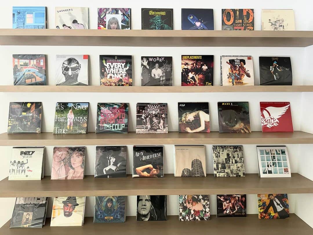 ジェームズ・ガンのインスタグラム：「Can anyone name all these albums?」