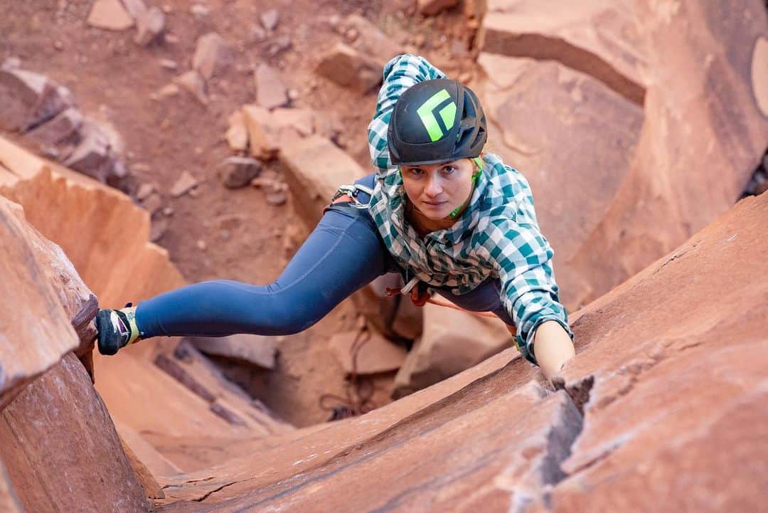 ヘイゼル・フィンドレーのインスタグラム：「A few weeks ago I had the pleasure of being part of a film project that’s quite unique. Don McGrath co-author of Vertical Mind is creating a TV series about mental training in climbing and I was the co-host for the episode about flow. We coached 2 climbers in Indian Creek and I helped introduce the concepts of flow to their climbing.   I think there are some misconceptions around flow that make it seem unattainable and therefore uninteresting or uninspiring to some people. When people are new to flow there can be this idea that if we don’t find flow then we’ve failed. But I like to think about the psychological states of performance as being on a scale from distraction to flow with states like presence and focus in between. Check out the state scale on the next slide taken from our online course Performance Hacks. Mental training is about trying to move along that scale towards flow. Even if we’re not hitting these super memorable intense flow states we might be more focused than we would be otherwise and that’s really valuable. The skills and knowledge we learn from trying to move along that scale apply to the rest of life too!   Keep an eye out for series release date 😊 to learn more about flow.   📸 @noahelliott87 and @becca_green_cliffside @insidetheverticalmind」