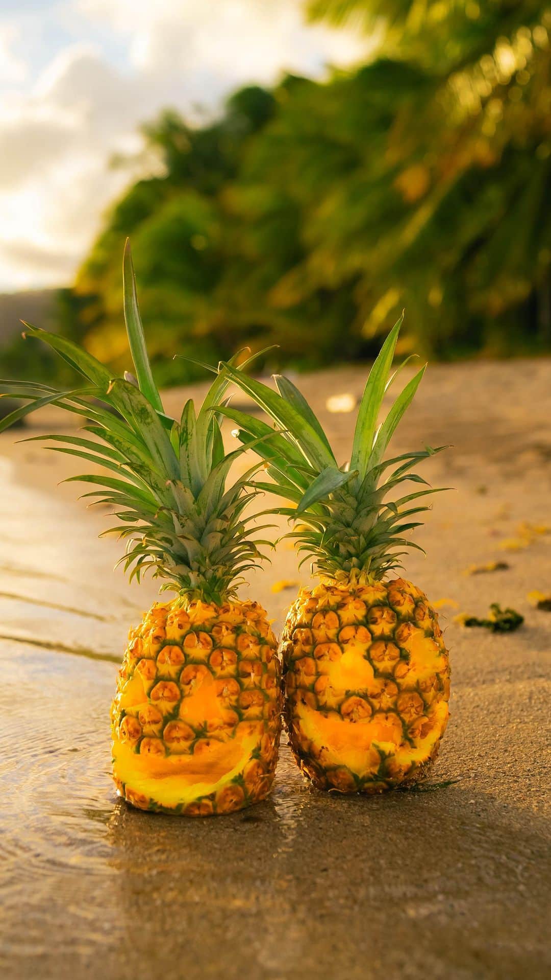 ハワイアン航空のインスタグラム：「We do it island style. Drop a 🍍 if you're carving pineapple jack-o-lanterns this year!  #HappyHalloween #Hawaii #JackOLantern」