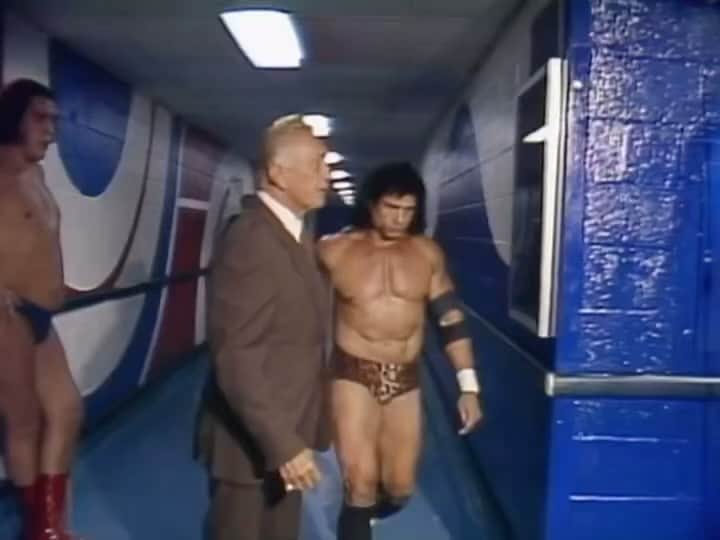 スヌープ・ドッグのインスタグラム：「A lil history lesson 4 yall   #repost @dailywrestlinghistory 4️⃣0️⃣ years ago today, Jimmy Snuka performed his legendary Superfly Splash off the top of a steel cage in Madison Square Garden. It is one of those memorable moments in WWF/E history that fans will still talk about no matter how many years from now. The result of the match didn’t matter, the image of Snuka flying high above the ring became part of WWE lore and an inspiration for many others to push against the force of gravity. Don Muraco vs Superfly Jimmy Snuka. Oct. 17, 1983. Enjoy☝🏻」