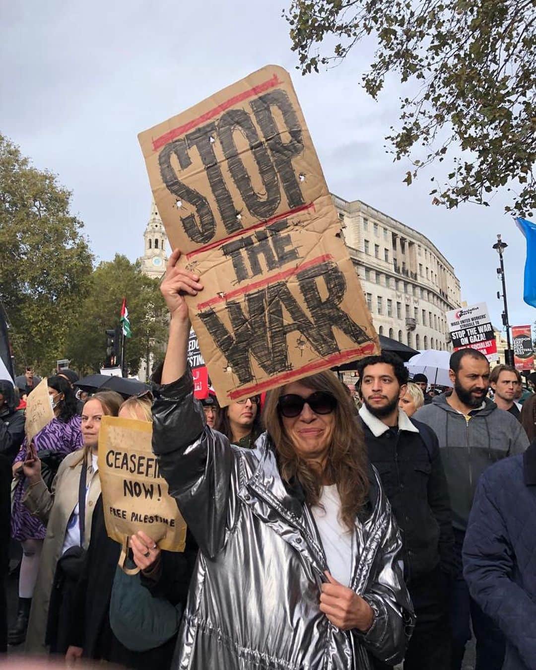 フィオレンティーニベーカーさんのインスタグラム写真 - (フィオレンティーニベーカーInstagram)「Fiorentini Baker's founder, Deborah Baker, stands side by side with fellow peacemakers as they march through the streets of London today, united in their resolute pursuit of peace! ☮️ #stopthewar」10月29日 2時36分 - fiorentinibaker