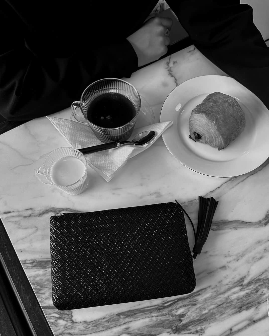 さんのインスタグラム写真 - (Instagram)「Luxury leather goods made to last forever.  I never thought I’d need a pouch as much as I needed this one. Fits all your essentials and looks so chic.  Check out the link on my stories or this link for more: https://www.inden-catalog.com/」10月29日 2時40分 - indenest.1582