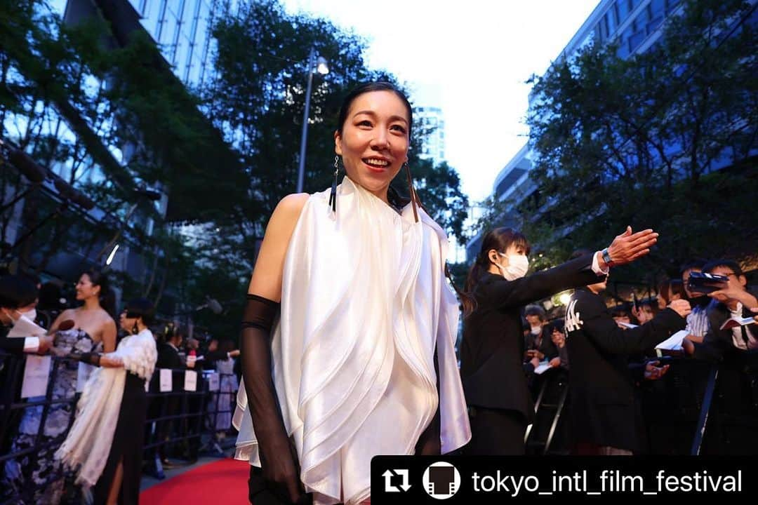 安藤モモ子さんのインスタグラム写真 - (安藤モモ子Instagram)「🎞️❤️🎞️❤️🎞️❤️  @tokyo_intl_film_festival  ・・・ #TIFFJP レッドカーペット📸  第36回東京国際映画祭 フェスティバル・ナビゲーターの安藤桃子さん、奥田瑛二さん、コシノジュンコさん🎬  #安藤桃子 さん #奥田瑛二 さん #コシノジュンコ さん  ——————————————————  The 36th Tokyo International Film Festival Ando Momoko (Festival Navigater), Okuda Eiji, Koshino Junko🎬  #AndoMomoko #OkudaEiji #KoshinoJunko  #TIFFJP #TIFFJP2023 #東京国際映画祭 #東京国際映画祭2023 #東京国際映画祭レッドカーペット 🗼」10月29日 2時44分 - momokoando