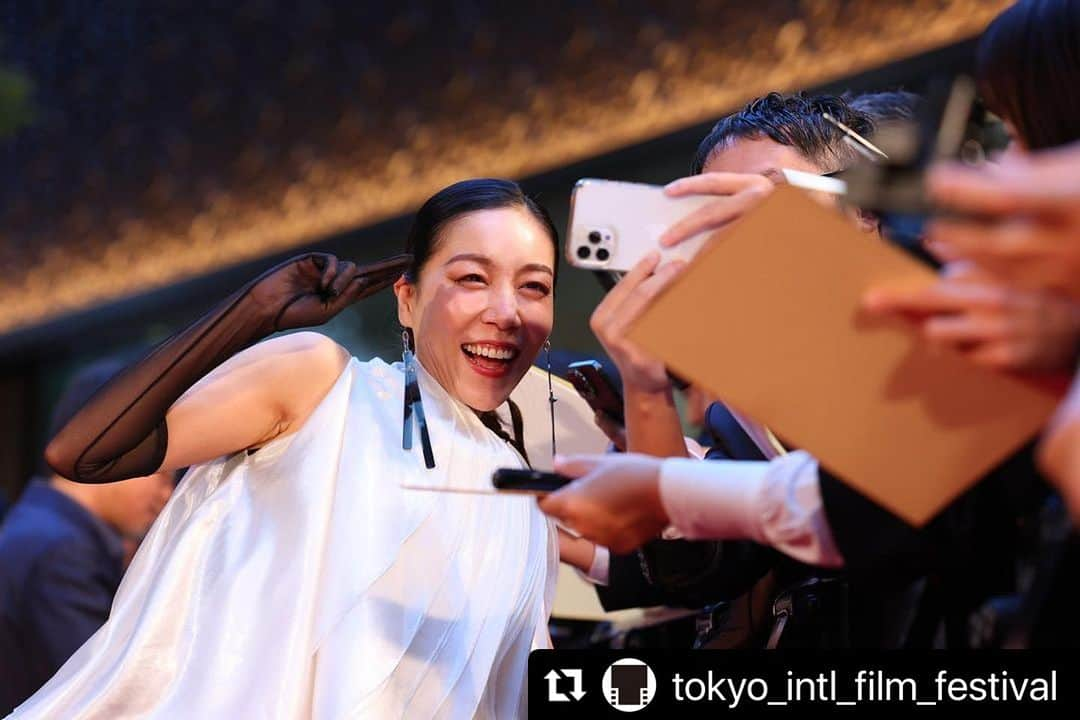 安藤モモ子さんのインスタグラム写真 - (安藤モモ子Instagram)「🎞️❤️🎞️❤️🎞️❤️  @tokyo_intl_film_festival  ・・・ #TIFFJP レッドカーペット📸  第36回東京国際映画祭 フェスティバル・ナビゲーターの安藤桃子さん、奥田瑛二さん、コシノジュンコさん🎬  #安藤桃子 さん #奥田瑛二 さん #コシノジュンコ さん  ——————————————————  The 36th Tokyo International Film Festival Ando Momoko (Festival Navigater), Okuda Eiji, Koshino Junko🎬  #AndoMomoko #OkudaEiji #KoshinoJunko  #TIFFJP #TIFFJP2023 #東京国際映画祭 #東京国際映画祭2023 #東京国際映画祭レッドカーペット 🗼」10月29日 2時44分 - momokoando