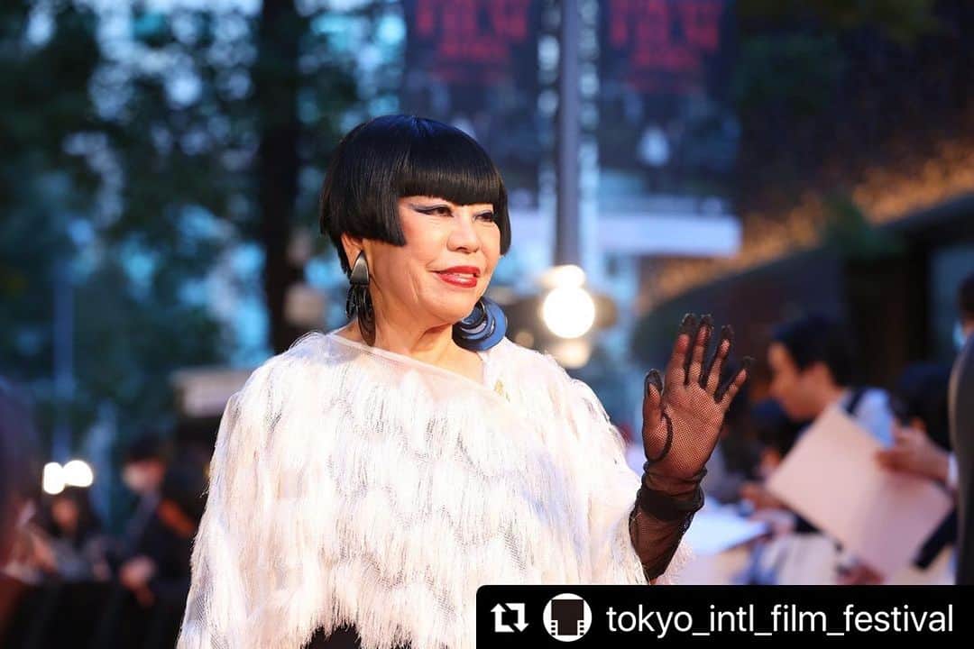 安藤モモ子さんのインスタグラム写真 - (安藤モモ子Instagram)「🎞️❤️🎞️❤️🎞️❤️  @tokyo_intl_film_festival  ・・・ #TIFFJP レッドカーペット📸  第36回東京国際映画祭 フェスティバル・ナビゲーターの安藤桃子さん、奥田瑛二さん、コシノジュンコさん🎬  #安藤桃子 さん #奥田瑛二 さん #コシノジュンコ さん  ——————————————————  The 36th Tokyo International Film Festival Ando Momoko (Festival Navigater), Okuda Eiji, Koshino Junko🎬  #AndoMomoko #OkudaEiji #KoshinoJunko  #TIFFJP #TIFFJP2023 #東京国際映画祭 #東京国際映画祭2023 #東京国際映画祭レッドカーペット 🗼」10月29日 2時44分 - momokoando