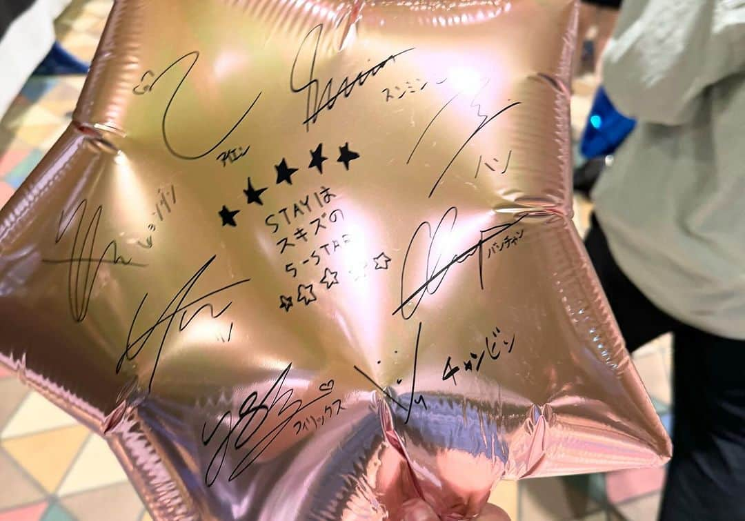 来栖あつこさんのインスタグラム写真 - (来栖あつこInstagram)「2023.10.28 東京ドーム #StrayKids  #5STARDOMETOUR   天井から降ってきた⭐️のかけら頂きました。 W会員の記念チケットとS-Classシートのお土産も🥹  〈本日のハイライト〉 ・ジニさんダウンヘア🥹私は襟足あるこっちが好き ・マーガリンズの生歌「怪獣の花唄」 ・ソウルコンの衣装をMCで脱いだスンジニ。Chill歌い出し着直すの間に合わず歌の順番にジニ（スンミン）→スン（イエニ救世主）着せ合う ・バースデーコールからの味噌 ・チャンビンの身長は158cm ・チャンビンの体重は「大好き♡」 ・バンちゃん、「おじさん」と呼ばれ悲しむ ・スンミン一塁側からセンターに全く戻らない ・ハンジソンの唐突な｢付き合うか？｣ ・イエニまで唐突な｢末っ子アイエンですけど、僕も男だから｣ ・ピリ子、ヴィトンのスキー手袋は流石に水飲みにくそうw  YouTube今日中に編集します🤓💻 ドーム歩きながら撮影していたら、何人か「YouTube観てます」って声をかけて頂いた。カムサハムニダ✨  #stay ♡  動画撮影していたら覗きこむムー🐶 #推し活 #東京ドーム　 #atsukokurusu #来栖あつこ #アヒル口」10月29日 2時48分 - atsukokurusu