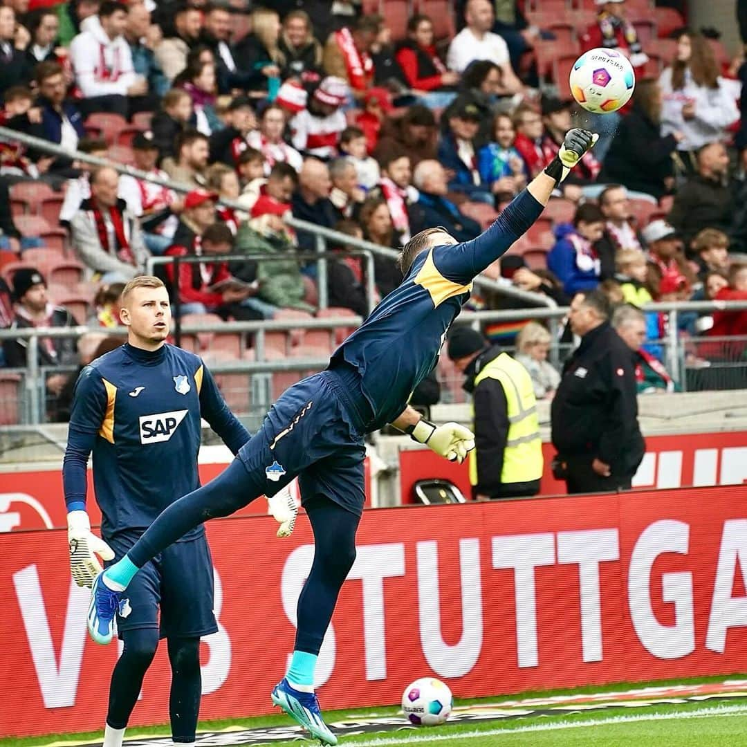 オリヴァー・バウマンのインスタグラム：「Boom 🧤+🧤+ 🧤 #dreiauswärtspunkte #TSGHoffenheim」