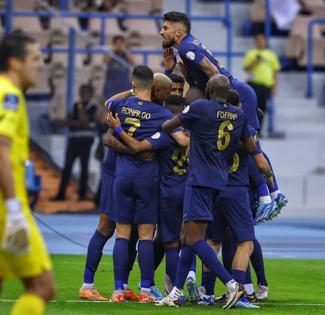 アレックス・ニコラオ・テレスのインスタグラム：「Grande jogo família! Seguimos nosso caminho. 💛💙🤙🏽🤩 @alnassr」