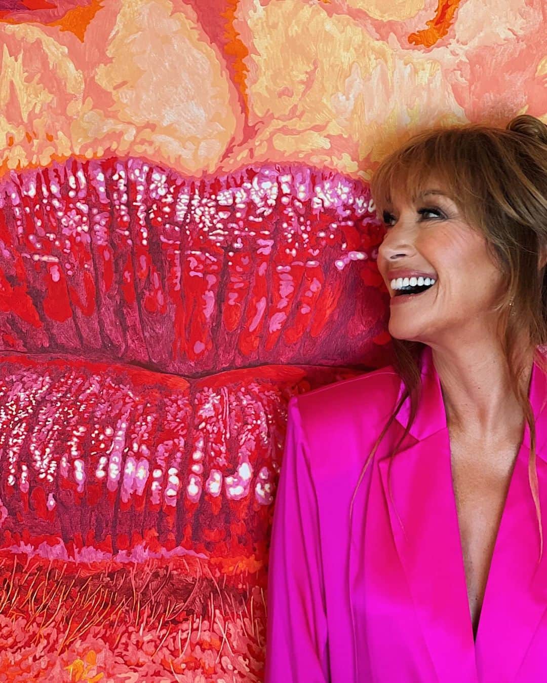 ジェーン・シーモアのインスタグラム：「Xoxo, Jane 💋 ⁣ ⁣ This is me in front of my Hiro Yamagata painting of my lips. He did a series of them and gave this one to me. 😊」