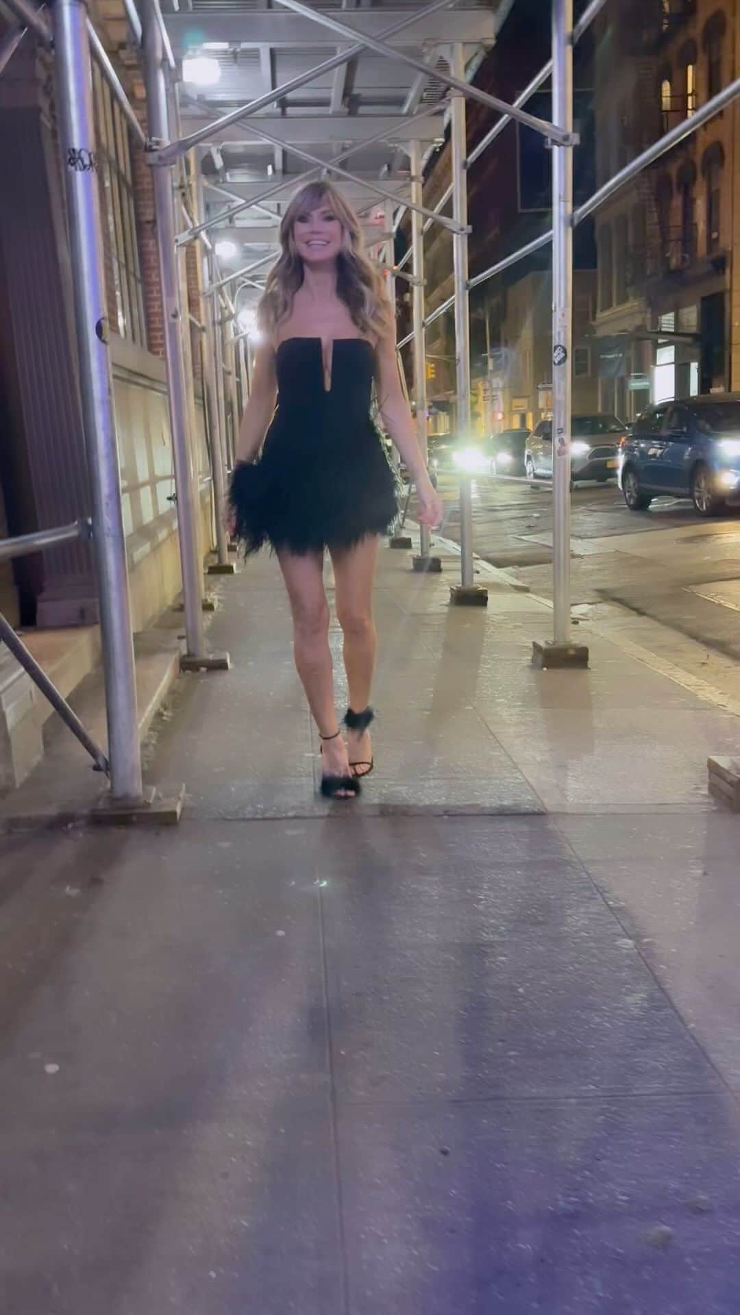 ハイディ・クルムのインスタグラム：「@davidkomalondon 🖤 in NYC 🍎」