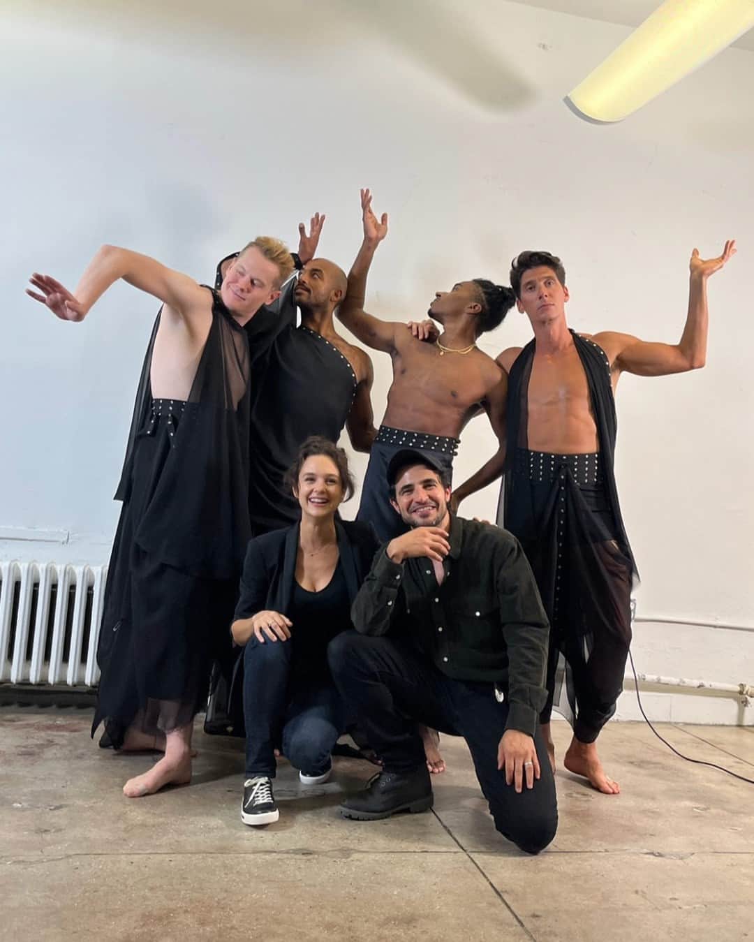 Vogue Runwayさんのインスタグラム写真 - (Vogue RunwayInstagram)「“Dance as an art breaks down a lot of barriers. Human movement really can’t be faked—you’re fully committed," designer Zac Posen told Vogue Runway about his latest project. When the men of the Paul Taylor Dance Company take the stage at Lincoln Center for the premiere of resident choreographer Lauren Lovette’s latest work Echo on November 2, they’ll be wearing costumes by Posen. Over his many years on the runway, the American designer rarely made clothes for men, but this wasn't the real challenge of the assignment. Tap the link in bio to find out what it was.」10月29日 3時11分 - voguerunway