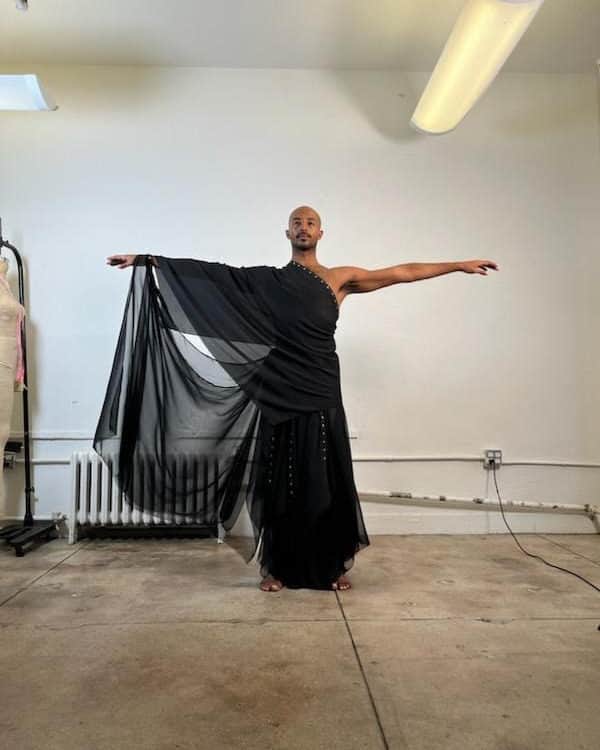 Vogue Runwayさんのインスタグラム写真 - (Vogue RunwayInstagram)「“Dance as an art breaks down a lot of barriers. Human movement really can’t be faked—you’re fully committed," designer Zac Posen told Vogue Runway about his latest project. When the men of the Paul Taylor Dance Company take the stage at Lincoln Center for the premiere of resident choreographer Lauren Lovette’s latest work Echo on November 2, they’ll be wearing costumes by Posen. Over his many years on the runway, the American designer rarely made clothes for men, but this wasn't the real challenge of the assignment. Tap the link in bio to find out what it was.」10月29日 3時11分 - voguerunway
