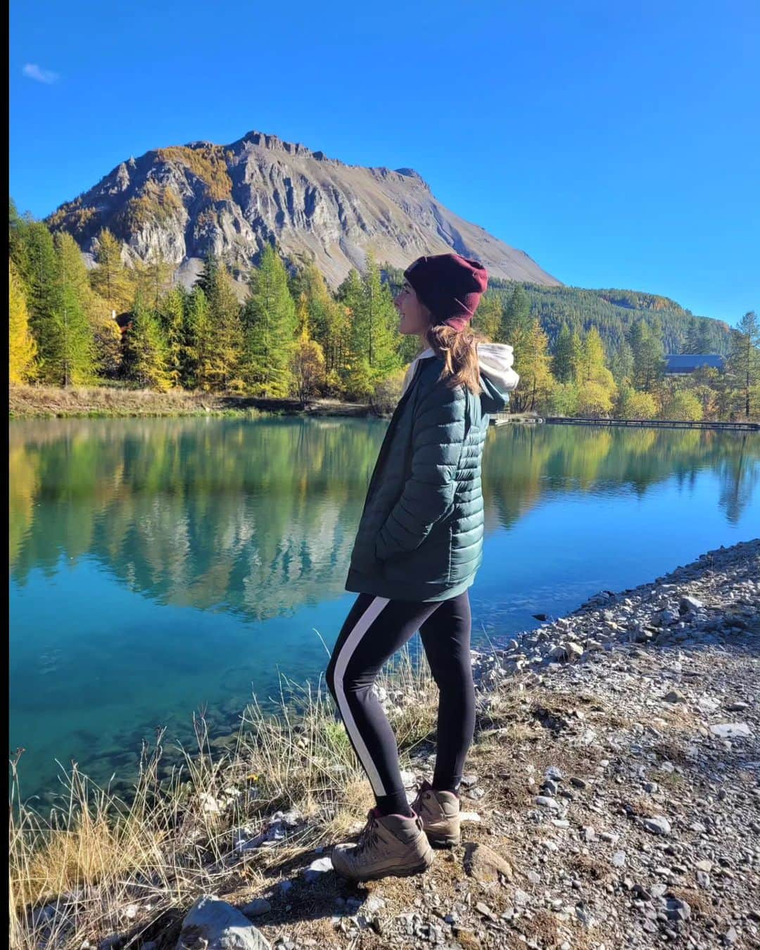 アリーゼ・コルネさんのインスタグラム写真 - (アリーゼ・コルネInstagram)「Ne jamais perdre des yeux l'essentiel ⛰️🌱🍁🌳🍂🌍  Mercantour mon amour 💚 L'une des plus belles randonnées qu'il m'ait été donné de faire 🙏 #mercilavie」10月29日 3時16分 - alizecornet