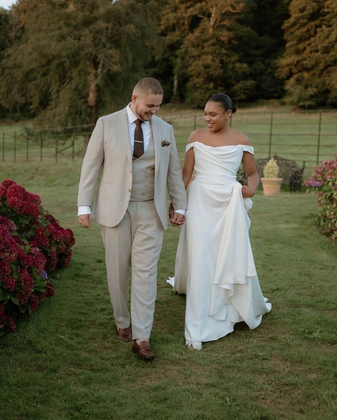 レフラーランドールさんのインスタグラム写真 - (レフラーランドールInstagram)「In the months preceding her wedding day, Sharna fell in love at first sight over and over again — with the venue, the dress, and finally, the shoes. Discover the story of Sharna and Luke’s Somerset ceremony on the Journal now #LRBride #loefflerrandall  Photography by @sophia_veres_photography」10月29日 3時19分 - loefflerrandall