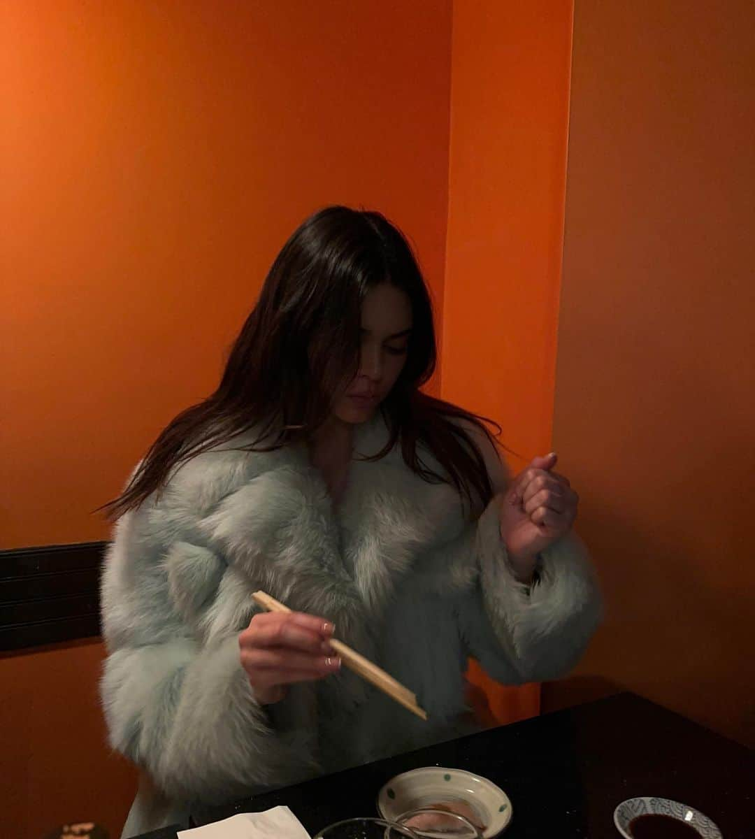 ケンダル・ジェンナーさんのインスタグラム写真 - (ケンダル・ジェンナーInstagram)「🍣」10月29日 3時20分 - kendalljenner