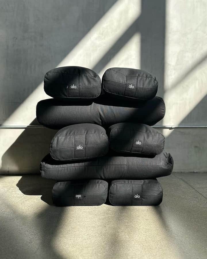 ALO Yogaさんのインスタグラム写真 - (ALO YogaInstagram)「There's nothing that a good cuddle session with your favorite bolster can't fix 🫶」10月29日 4時00分 - aloyoga