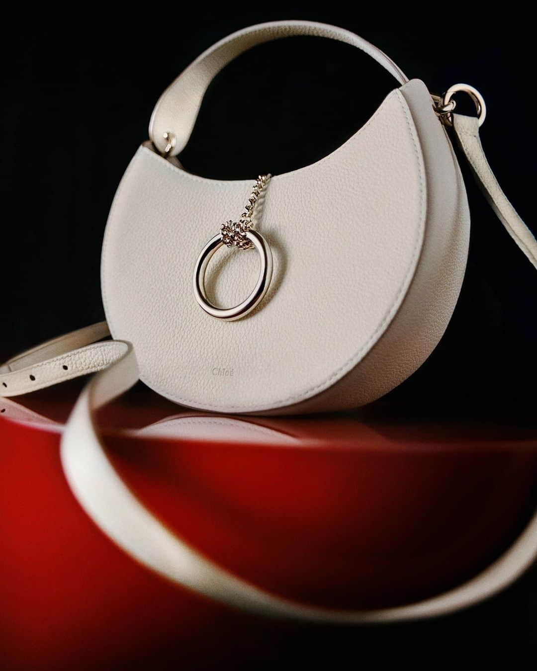 ネッタポルテのインスタグラム：「KNOW YOUR CLASSICS: @chloe ticks all the boxes for investment accessories, especially their 'Arlene' bag.   Tap the link in bio to shop at #NETAPORTER.」